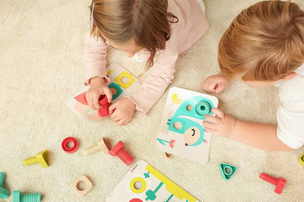 motricidad fina agarre pinza infantil enrocasr desenroscar